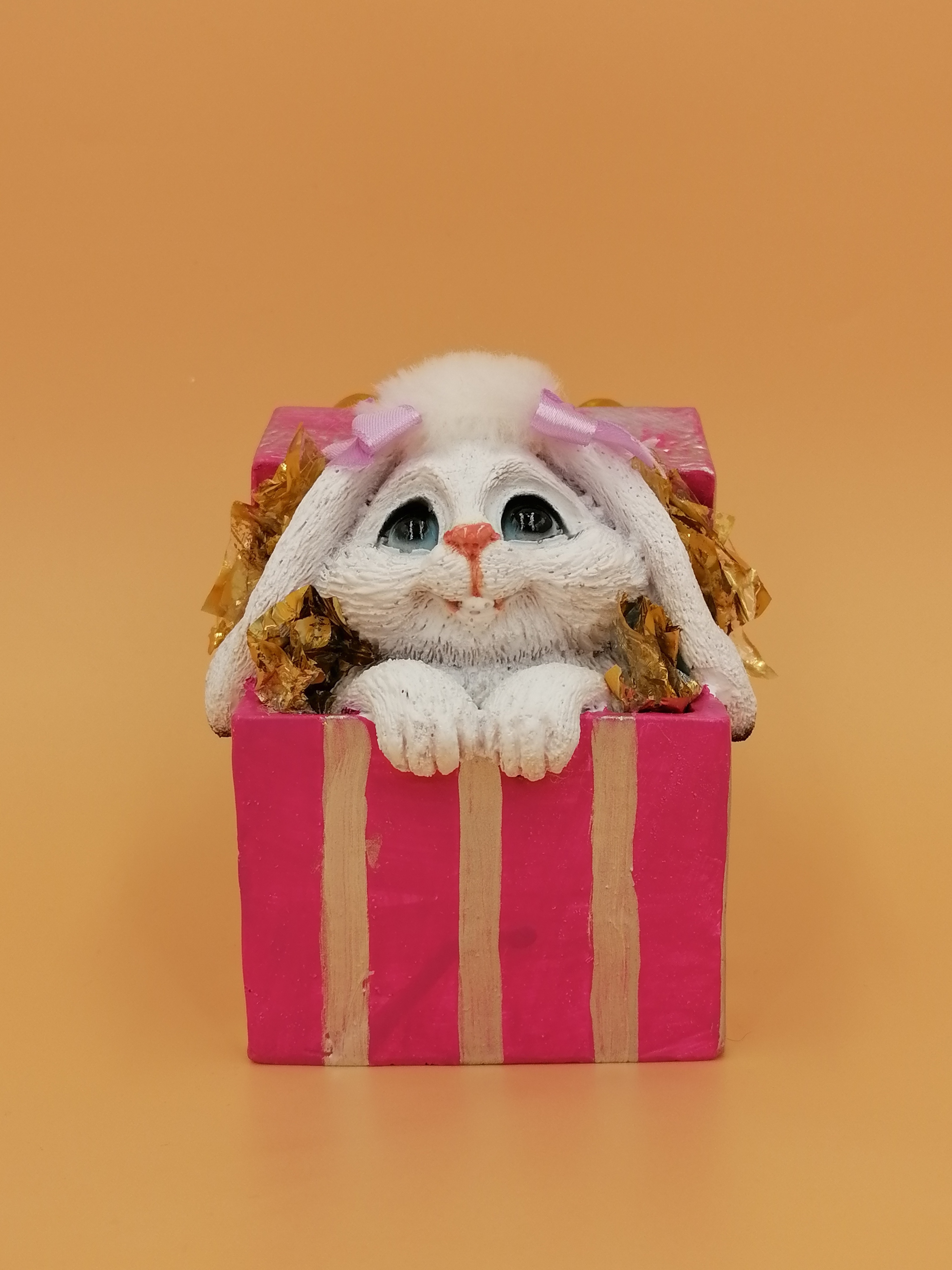 Пасхальный зайка в подарочной коробке (белый) L9W12,5H10.5